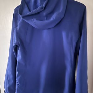 Free country women’s soft shell. Size medium in a pretty royal blue.